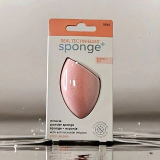 Beauty Blender je ikonický nástroj pro bezchybnou aplikaci make-upu. Tento měkký a pružný blender zajišťuje dokonalé...