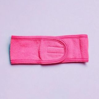 ✨ Kosmetická čelenka na suchý zip je nezbytným pomocníkem pro každodenní péči o pleť a kosmetické procedury. Snadno...